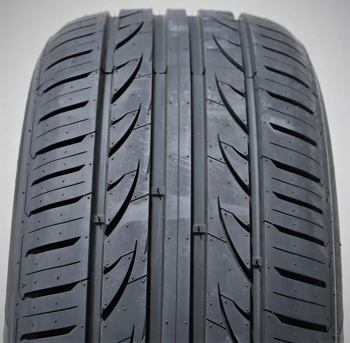 Landgolden  255/40ZR19 255/40R19 100W  / High Performance Tire Fits: 2014 Ford Mustang , 2015 Ford Mustang EcoBoost Premium